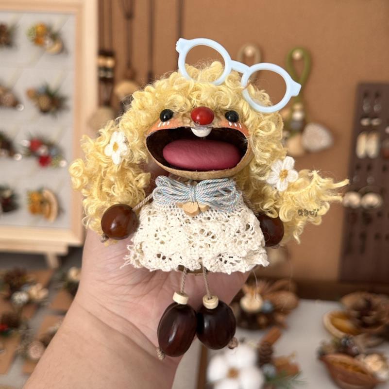 DIY-Kit: Pod-Baby mit offenem Mund – lockiges Brillenmädchen